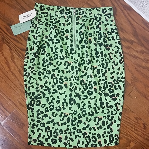 NWOT Forever 21 Knee Length Animal Print Skirt - Picture 7 of 8
